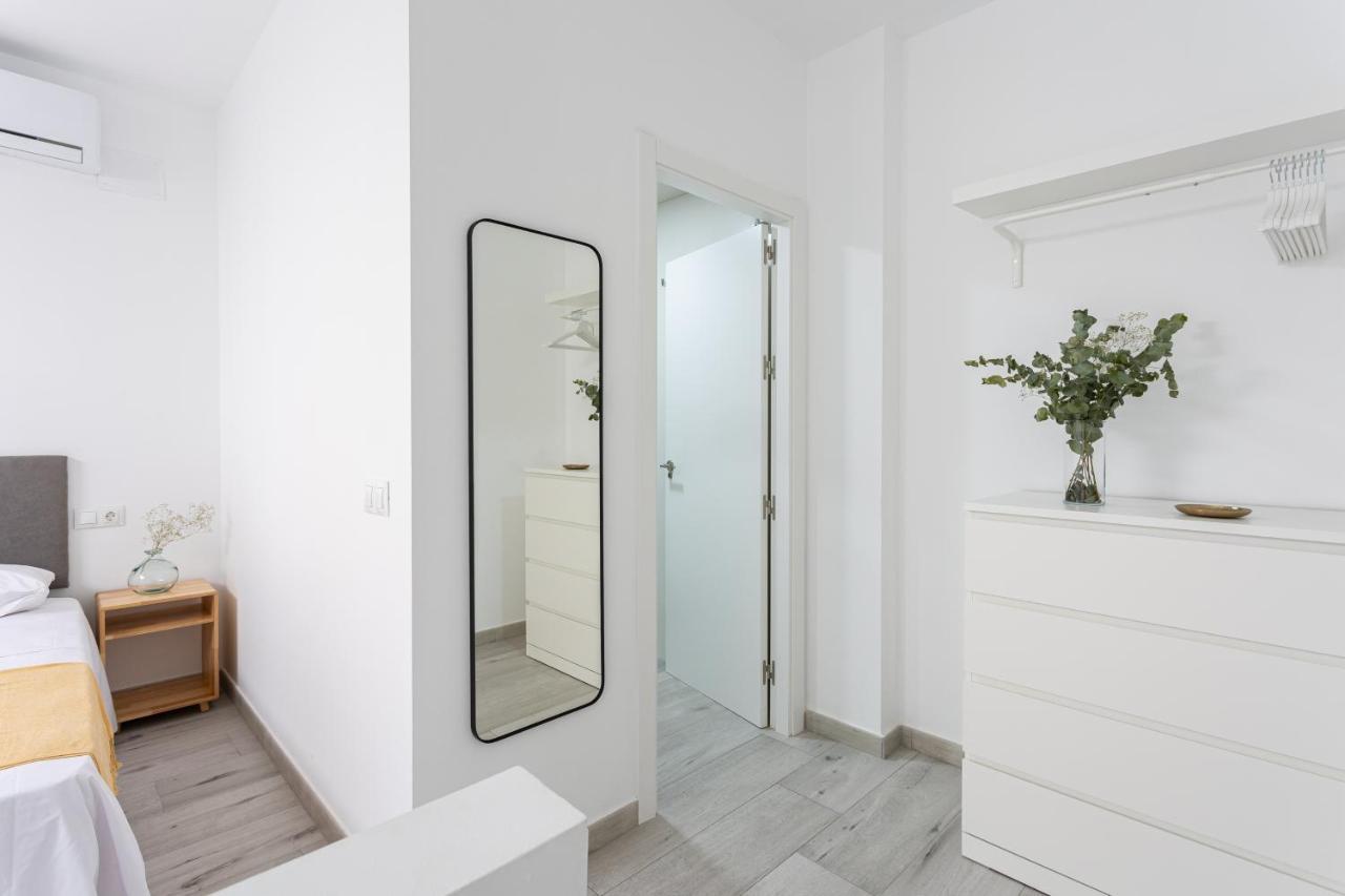 Apartamentos La Pelusa Málaga Esterno foto